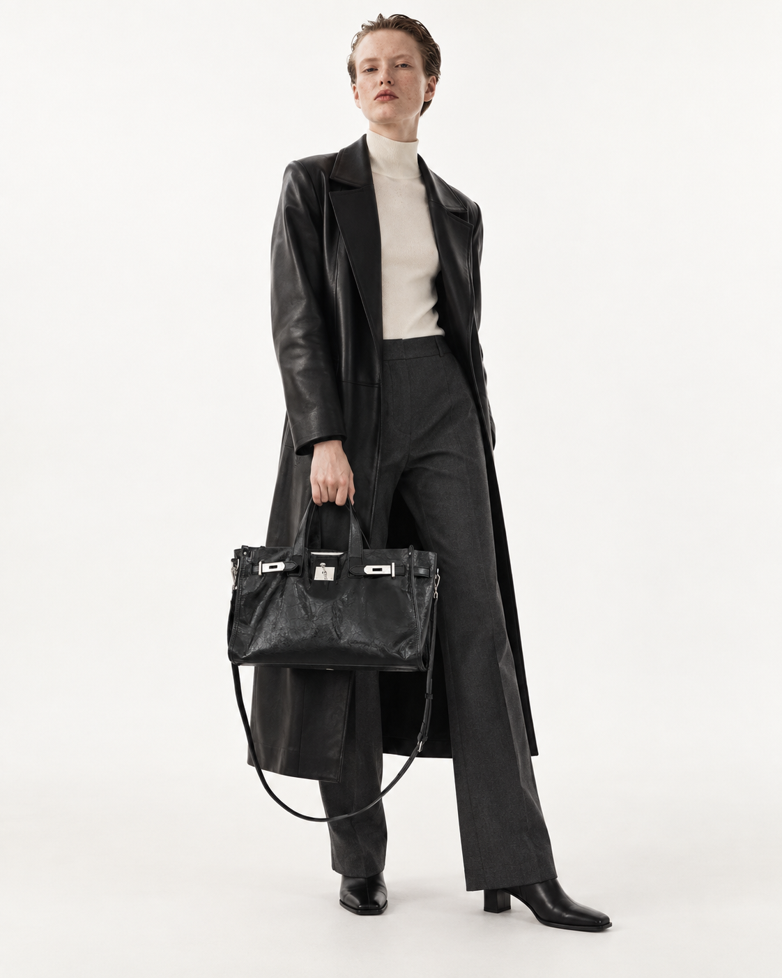 Strap tote model view