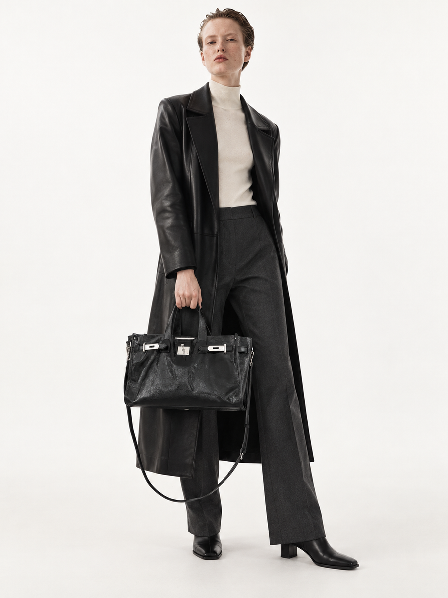 Strap tote model view